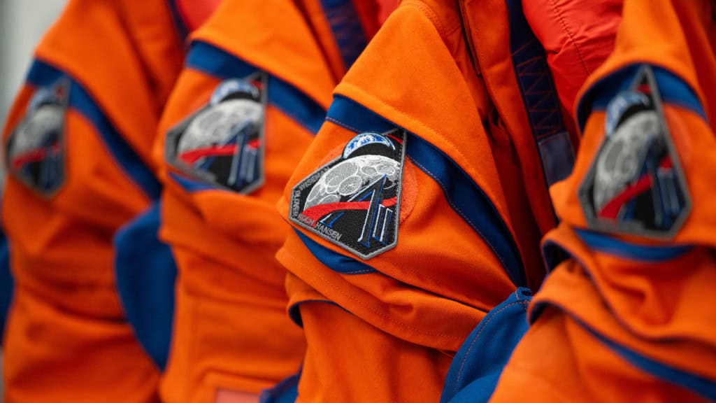 Trajes laranja da missão Artemis 2