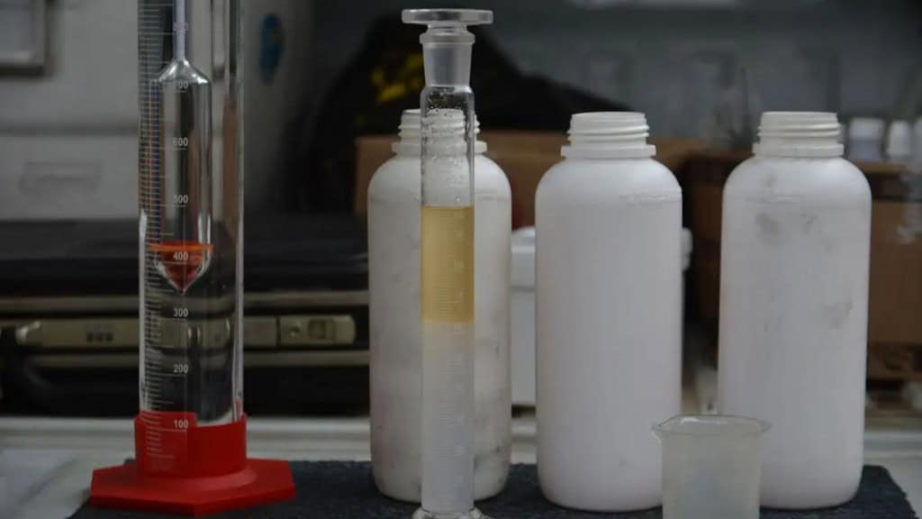 Frasco com diesel misturado com biodiesel