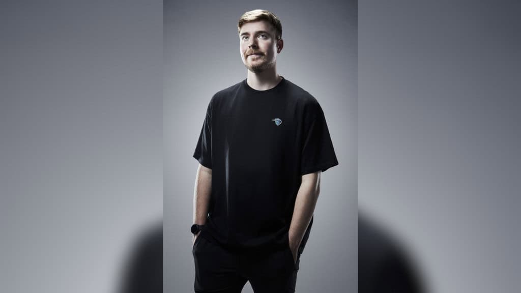 Foto estilo retrato de de Jimmy Donaldson, conhecido como Mr. Beast, em estúdio