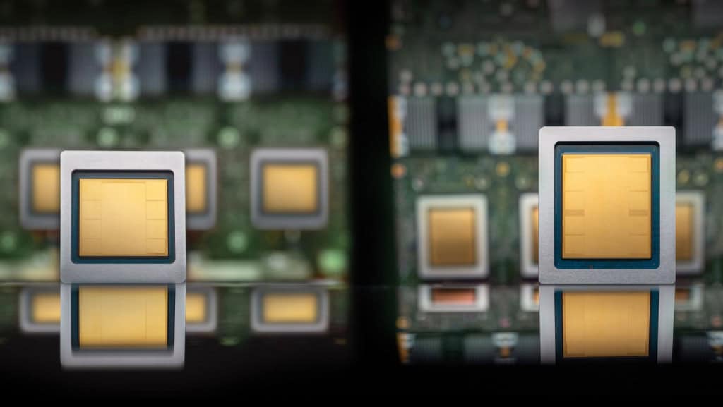 close-up de dois chips amarelos um ao lado do outro