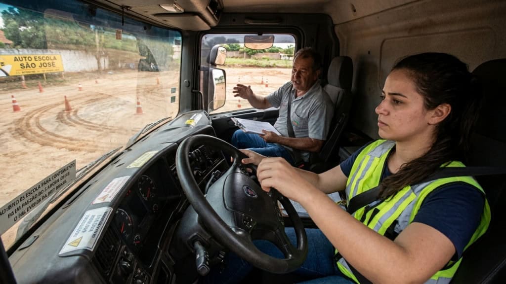 Quanto custa tirar habilitação para dirigir caminhão em 2026?