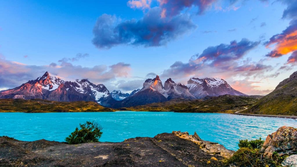 Aqui nesta cidade, o vento é quem manda: são cerca de 300 dias por ano com rajadas que chegam a 120 km/h, mudando completamente a rotina