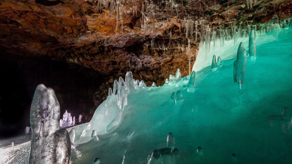 Paisagem de permafrost com gelo e terra 