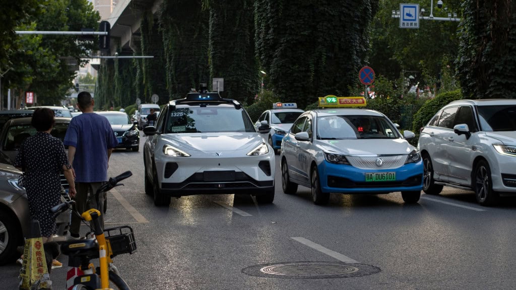 Robotaxi da Baidu andando em rua na China