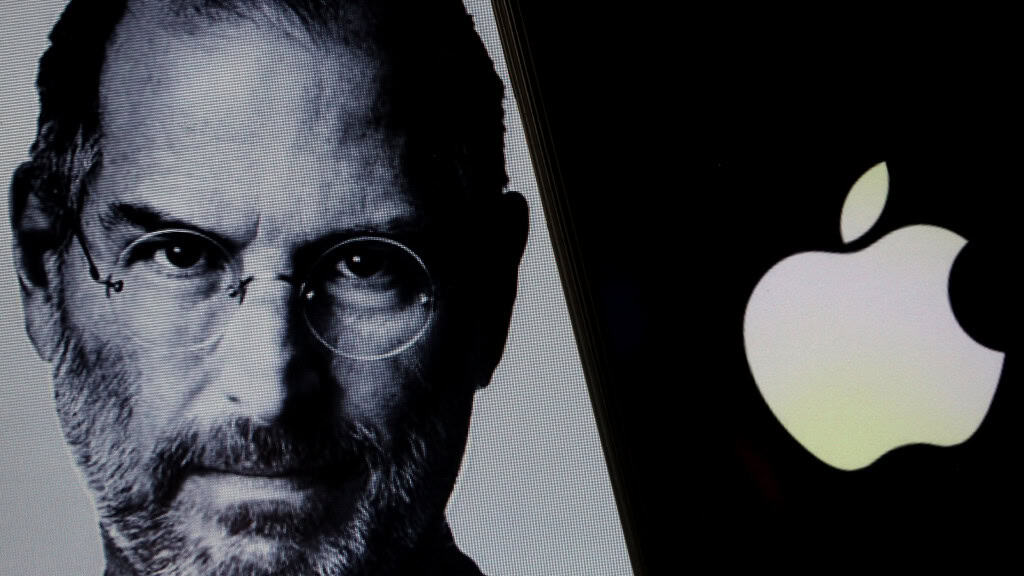 Montagem com fotos de Steve Jobs e logomarca da Apple