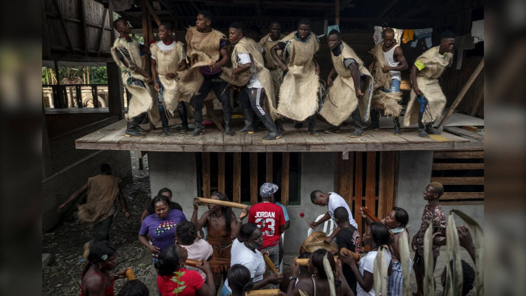 Pessoas negras celebram Fiesta de los Manacillos