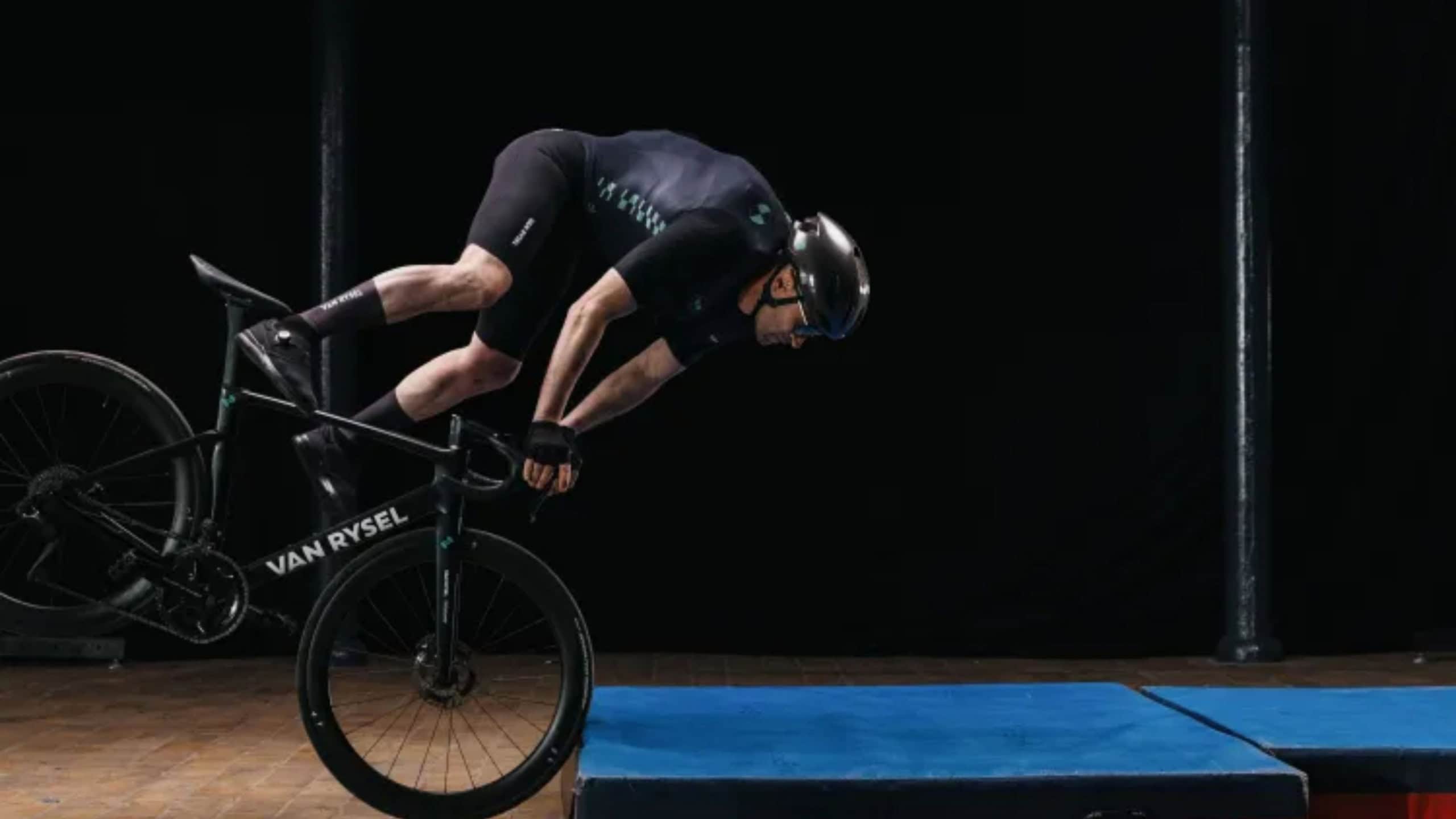 Roupa de ciclismo com airbag promete mais segurança sem comprometer desempenho