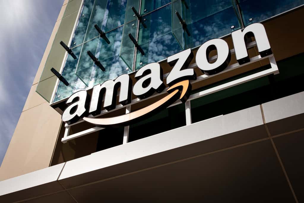 Logo da Amazon na fachada de um prédio