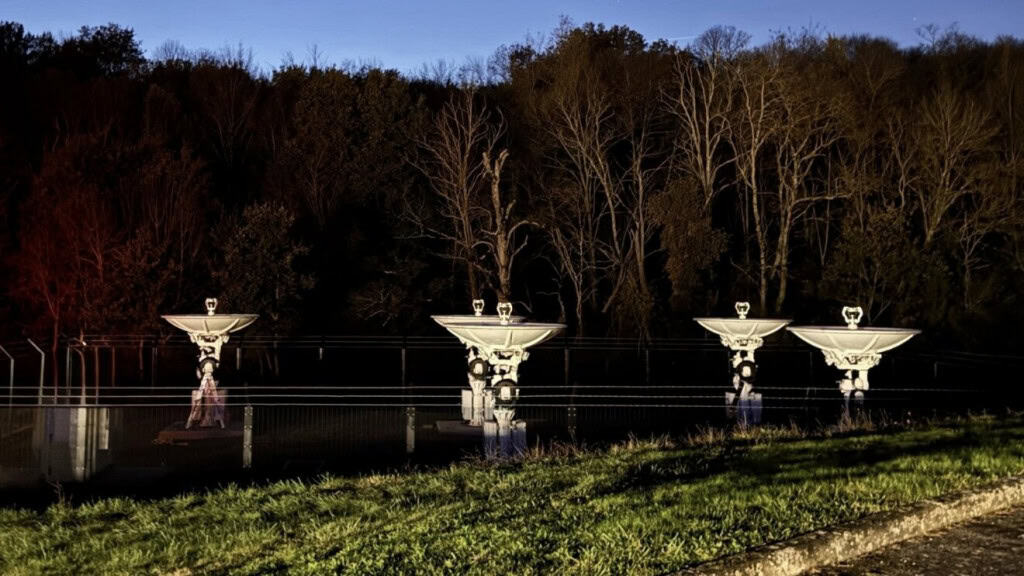Antenas terrestres de comunicação via satélite em área isolada durante a noite
