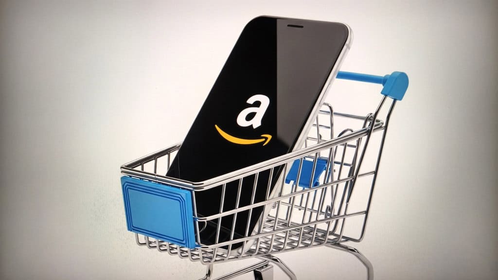 Logo da Amazon em um smartphone que está dentro de um carrinho de compras