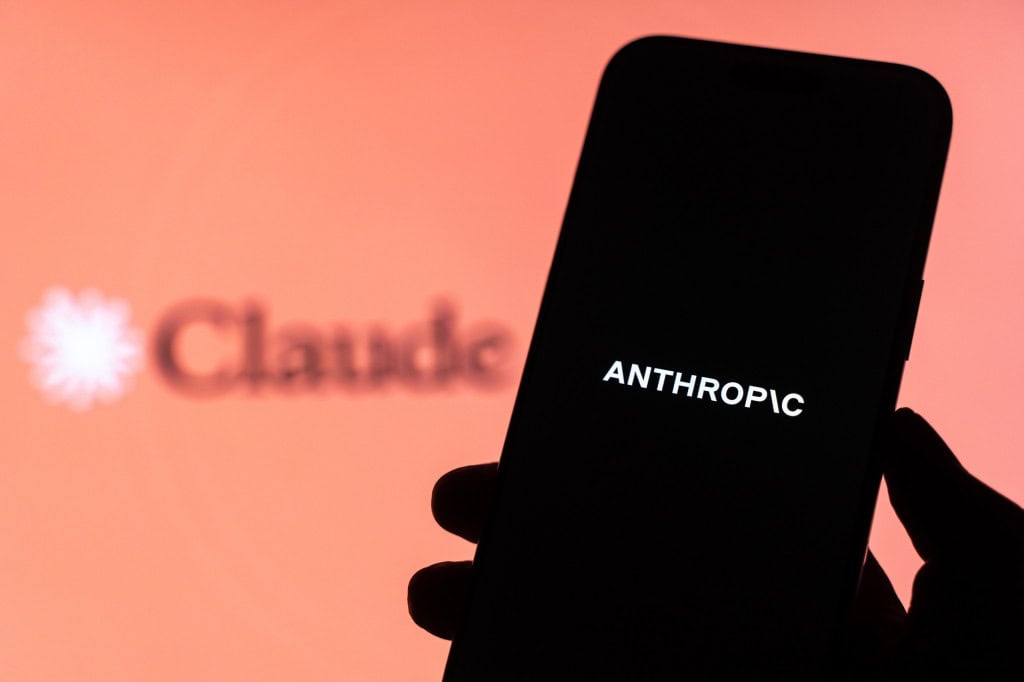 Ao fundo, logo do Claude; à frente, em um smartphone, logo da Anthropic