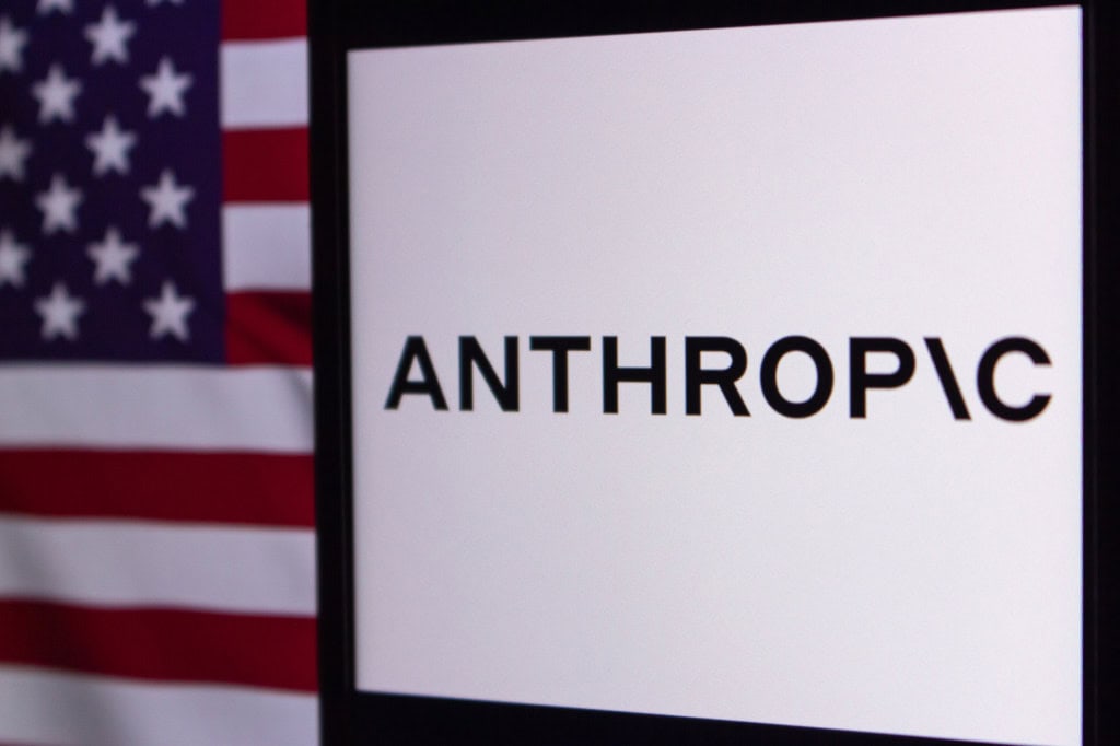Bandeira dos Estados Unidos ao lado do logo da Anthropic