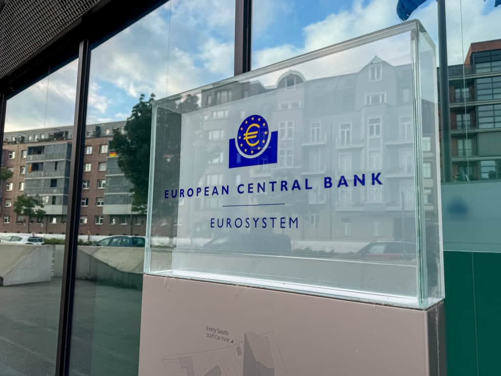 Placa com logo do Banco Central Europeu na frente de uma fachada