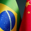 Bandeiras de Brasil e China lado a lado