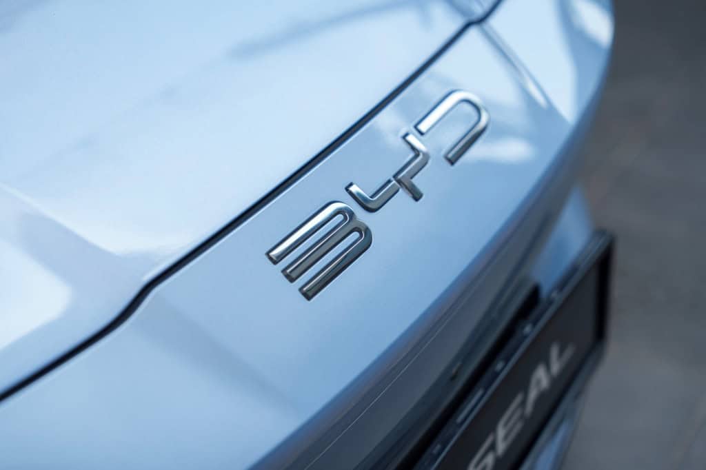 Logo da BYD no capô de um veículo da marca
