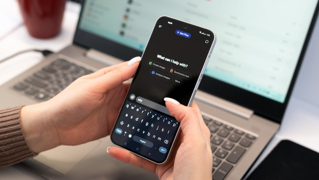 Pessoa com o ChatGPT aberto no celular