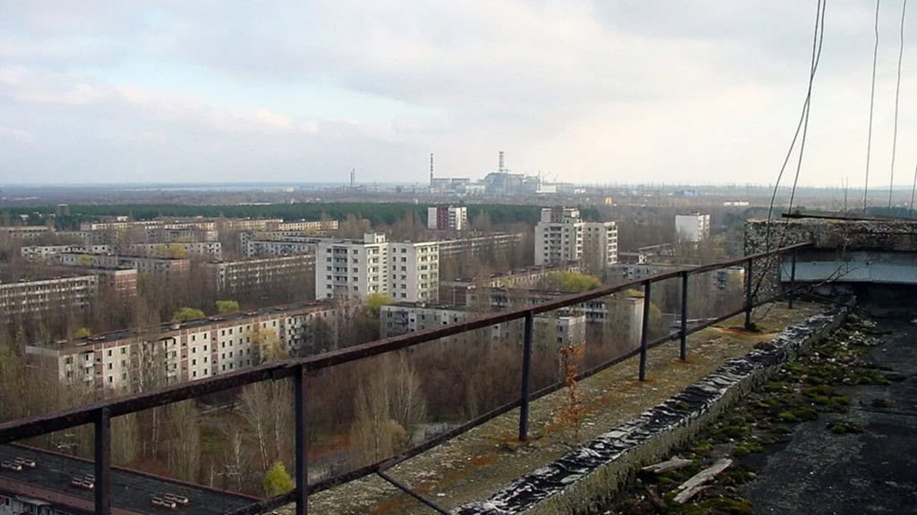 A cidade de Pripyat, com as instalações de Chernobyl visíveis ao fundo