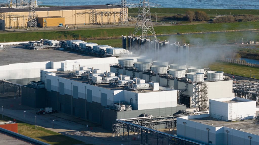 Data center com sistemas de resfriamento e torres de energia em operação