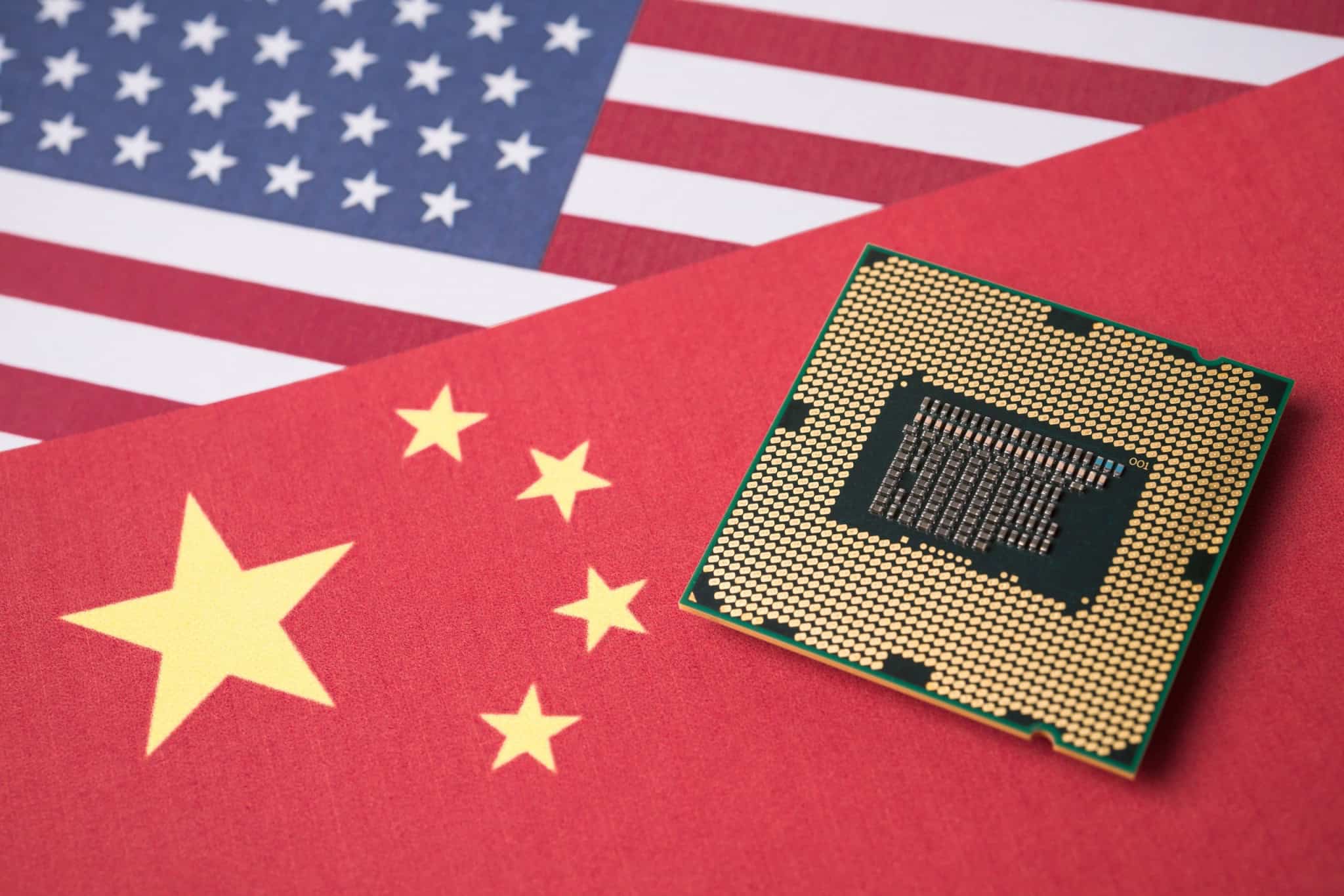 Bandeiras de China e EUA com um processador em cima