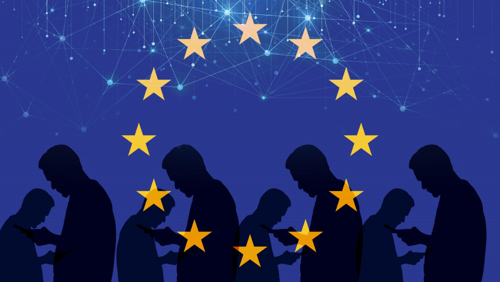 Pessoas visualizam o celular em fundo com a bandeira da União Europeia