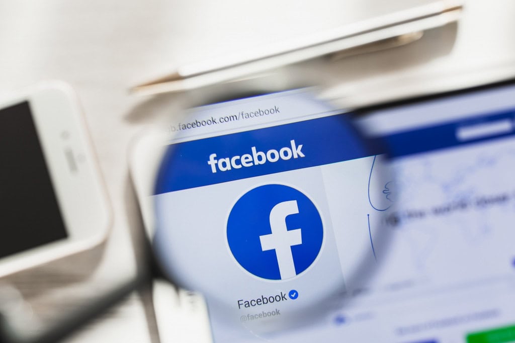 Tela do Facebook exibida em um dispositivo, com o logotipo da plataforma em destaque