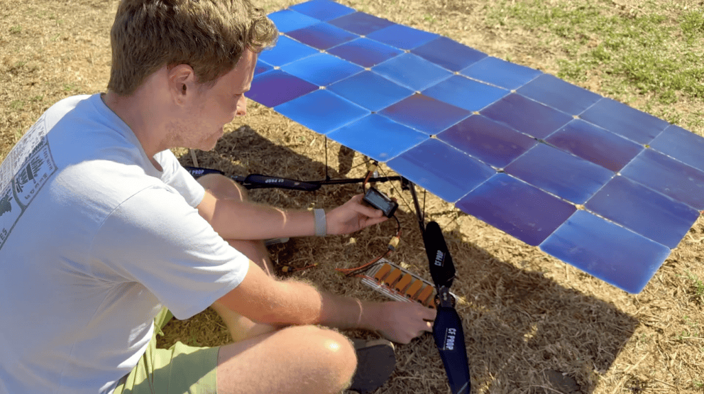 Com redução de peso, uso de TPU e design otimizado, o drone ganhou eficiência energética e melhor desempenho em condições reais. (Imagem: Luke Bell/YouTube)