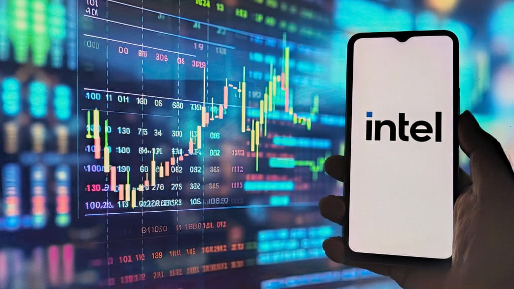Logo da Intel ao lado de gráficos financeiros