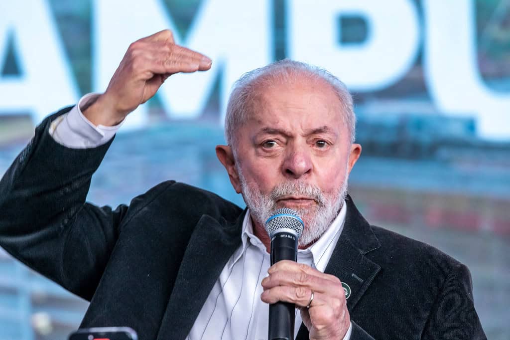 Lula discursando com um microfone na mão