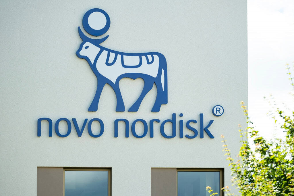 Logo da Novo Nordisk em um prédio