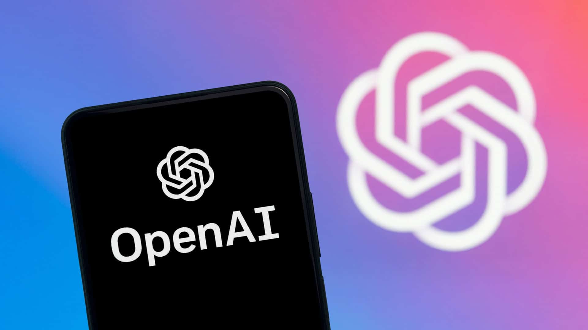 Logo da OpenAI em um smartphone e em um fundo arroxeado
