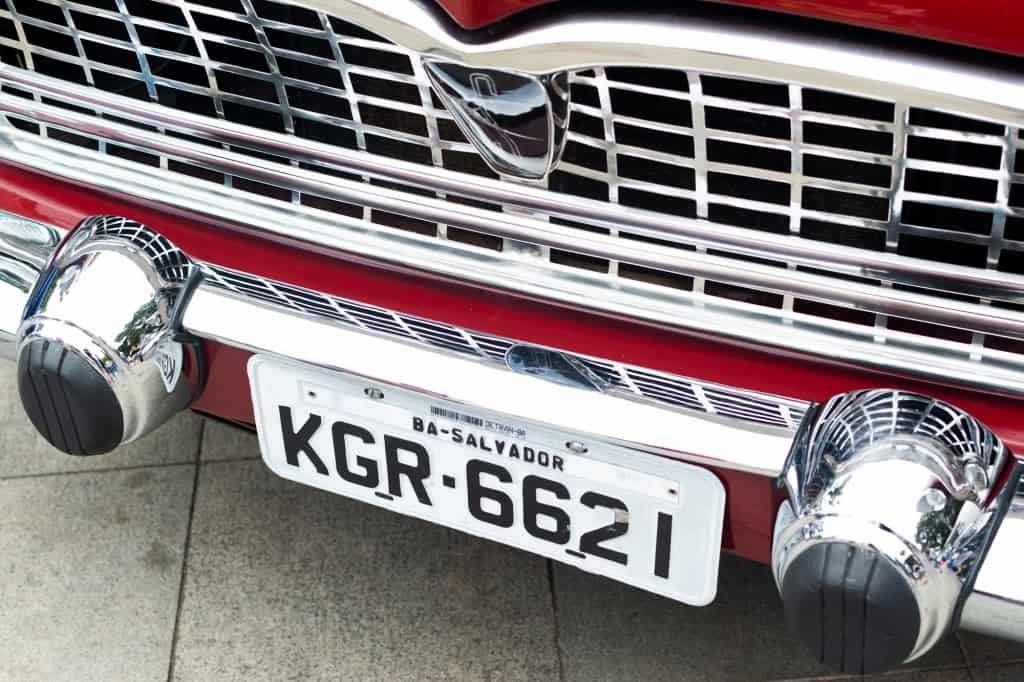 veículo antigo com placa de carro antiga