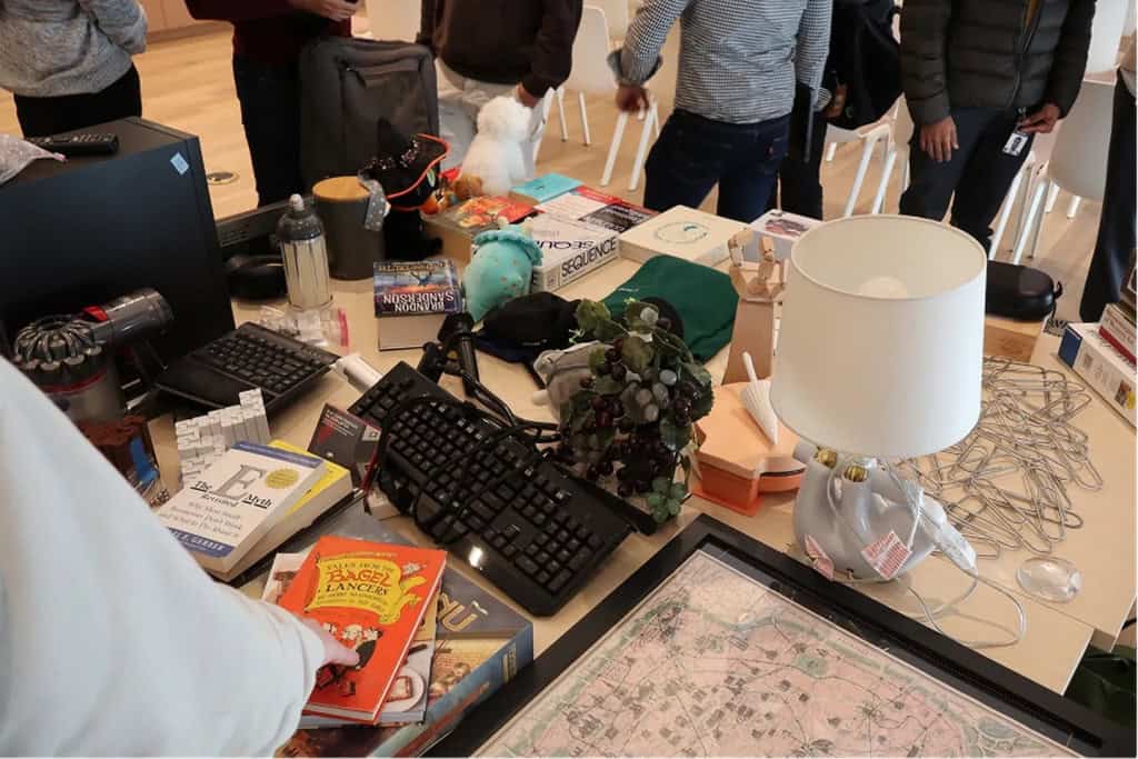 De livros a eletrônicos: mesa exibe os objetos físicos que foram negociados autonomamente pelos agentes de IA durante o 