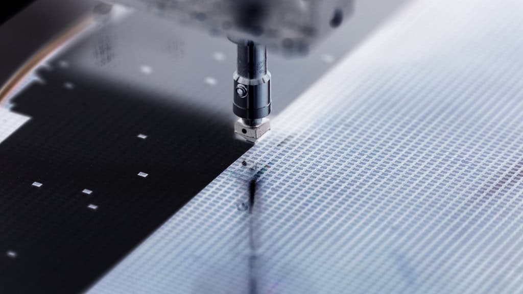 Close de wafer de silício em máquina de die attach durante fabricação de semicondutores