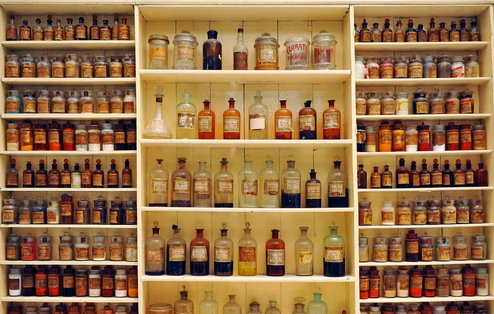 Prateleiras de medicamentos antigos