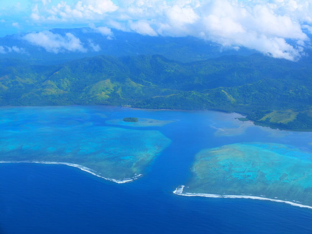 Paisagem de Fiji. Oceano, recifes de coral e ilhas se encontram