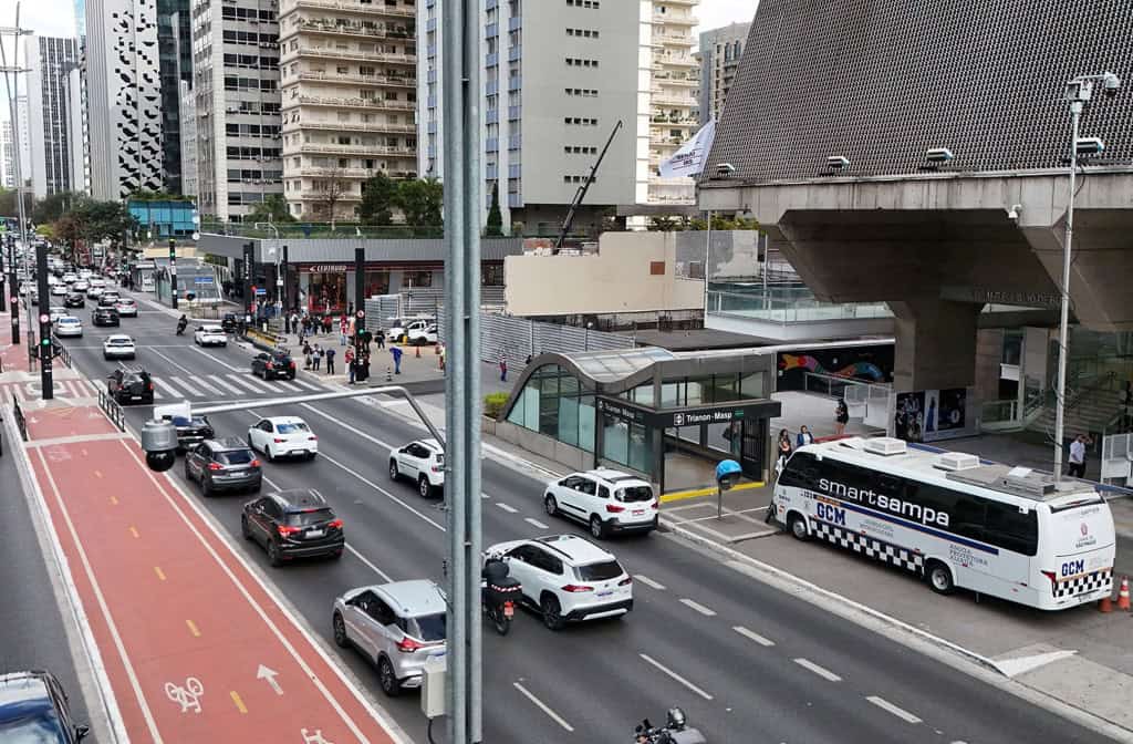 Avenida Paulista com viatura do Smart Sampa
