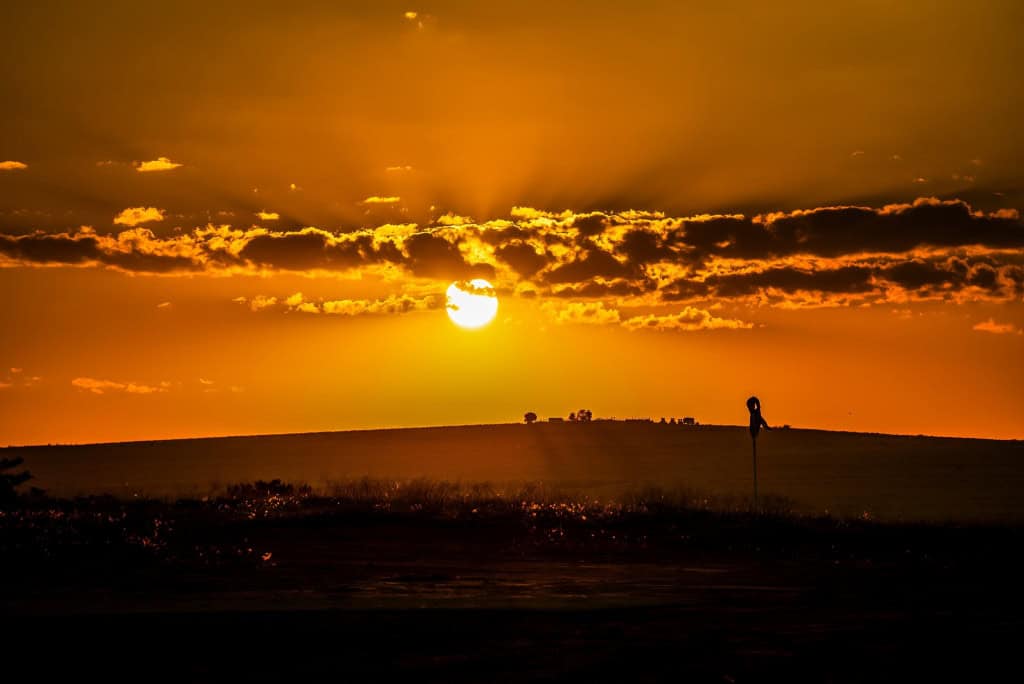 Sol entre nuvens