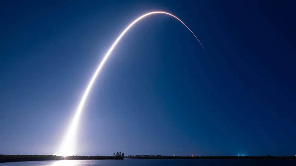 Um foguete Falcon 9 da SpaceX decolando