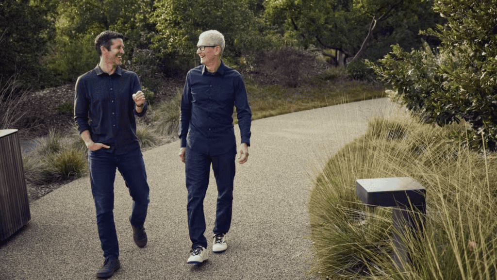 Tim Cook e John Ternus andando lado a lado