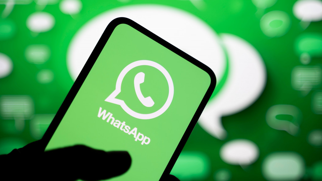 UE manda Meta liberar WhatsApp para chatbots concorrentes 14 Logo do WhatsApp em um smartphone