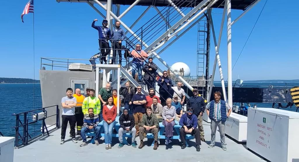 Pesquisadores e tripulantes a bordo do navio de pesquisa R/V Marcus G. Langseth durante o experimento CASIE21