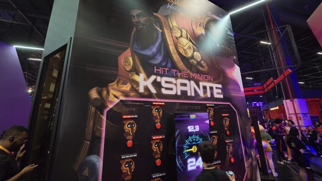 O estande da Riot também conta com alguns arcades, trazendo uma experiência inusitada ao público.