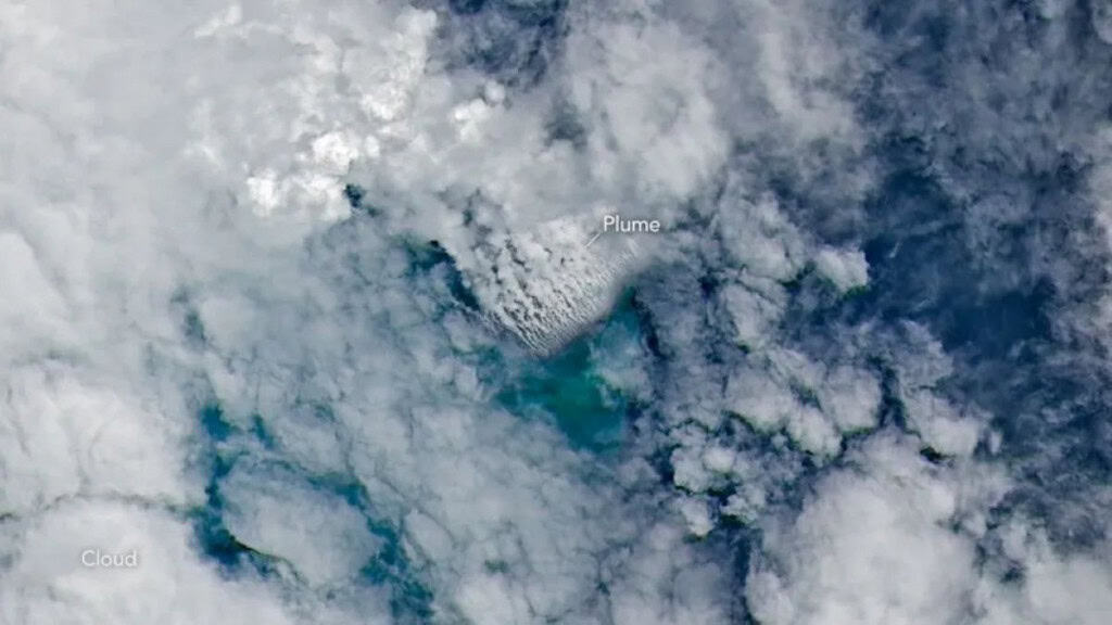 Nesta imagem em cores naturais capturada pelo OLI (Operational Land Imager) do Landsat 9 em 11 de maio de 2026, três dias após o início da erupção, plumas vulcânicas densamente agrupadas e envoltas em nuvens jorram de uma plataforma vulcânica subaquática em expansão.