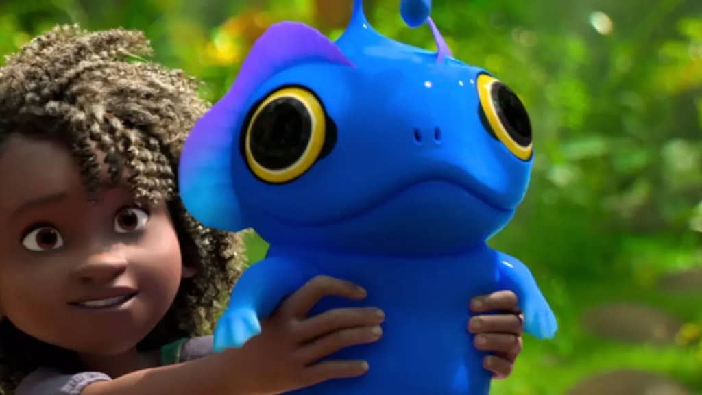 imagem mostra um animal marinho azul esquisito sendo segurado por uma menininha