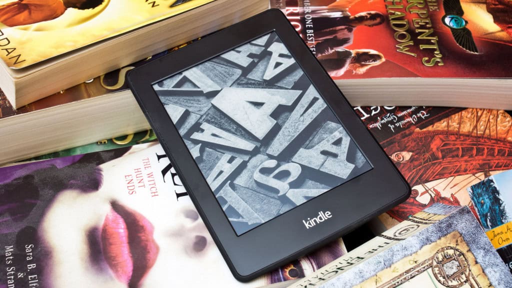 Kindle, da Amazon, colocado em cima de vários livros