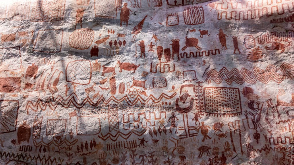 Desenhos feitos em parede de caverna