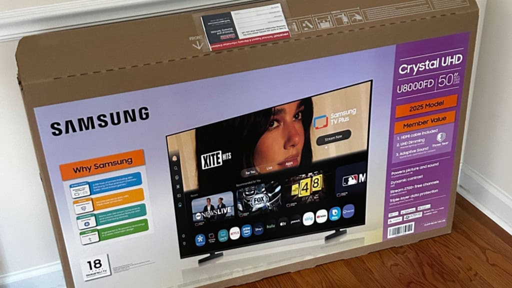 Caixa de smart TV da Samsung com imagem da Dua Lipa