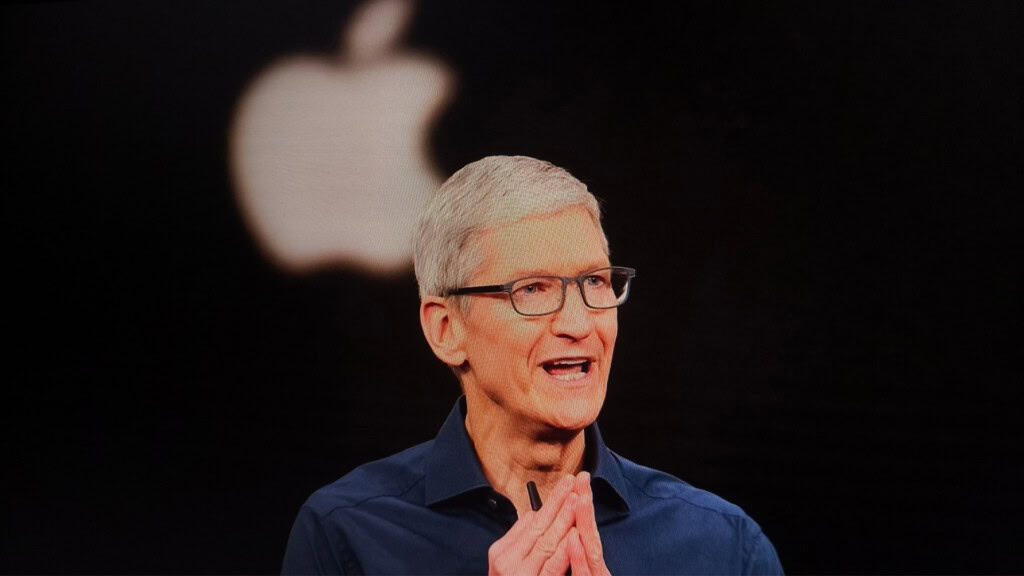 Tim Cook, CEO da Apple, falando durante evento