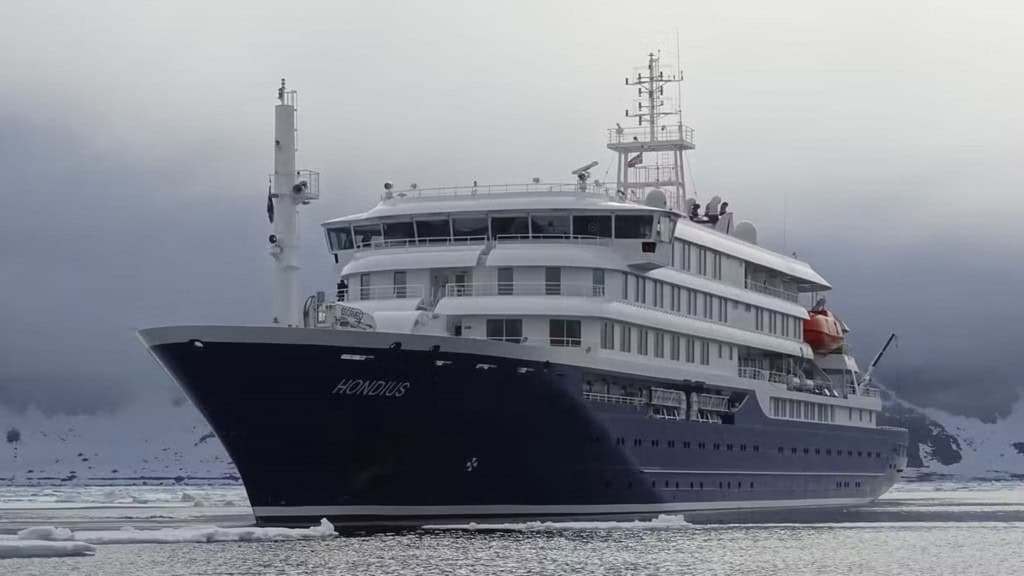 Navio cruzeiro da MV Hondius no mar