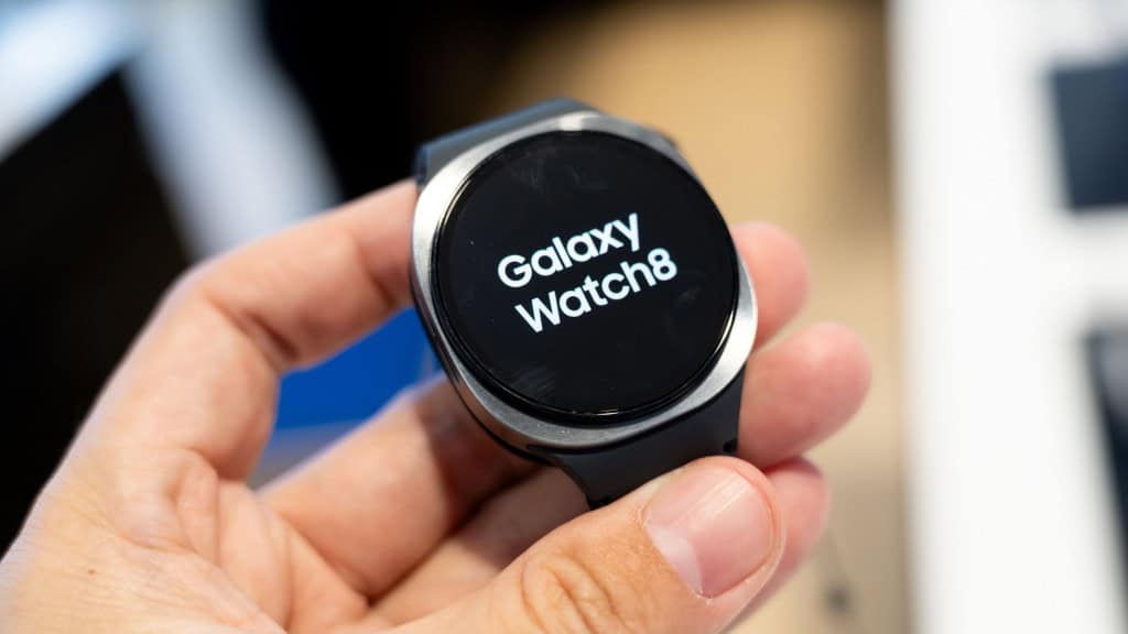 Pessoa segurando um Galaxy Watch 8 da Samsung